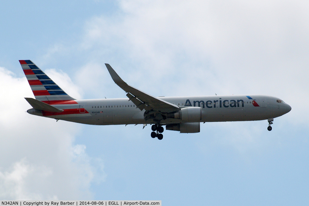 N342AN, 2002 Boeing 767-323ER C/N 33081, Boeing 767-323ER [33081] (American Airlines) Home~G 06/08/2014. On approach 27L.