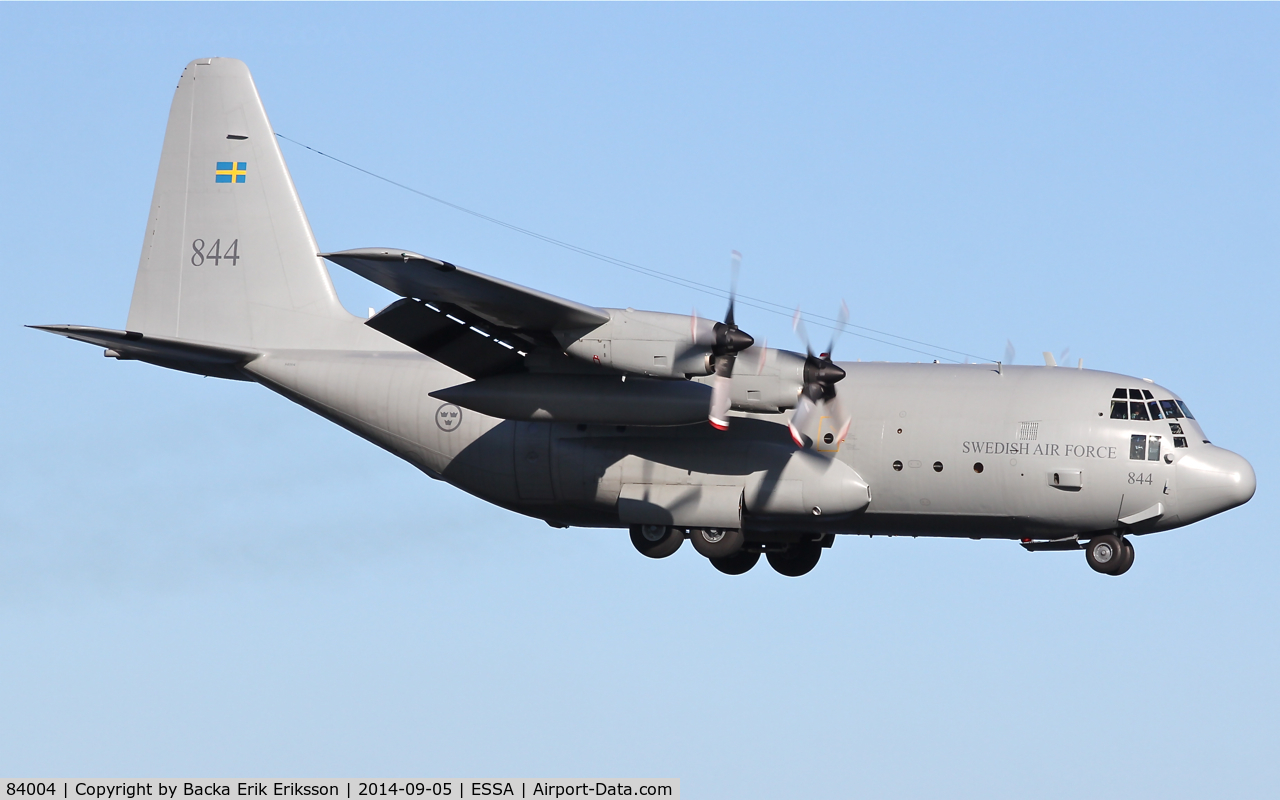 84004, Lockheed C-130H Hercules C/N 382-4881, Short final rwy 19L.