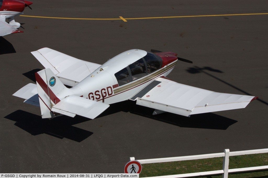 F-GSGD, Robin DR-400-160 Chevalier C/N 2504, Parked