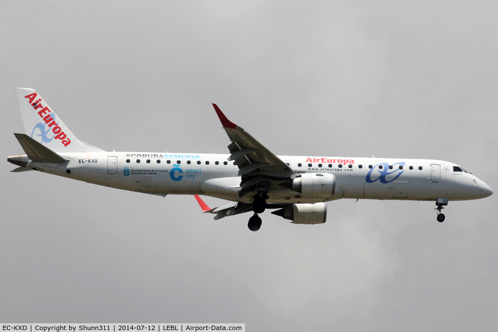 EC-KXD, 2009 Embraer 195LR (ERJ-190-200LR) C/N 19000244, Landing rwy 07R with additional '#CorunaSeMueve' titles