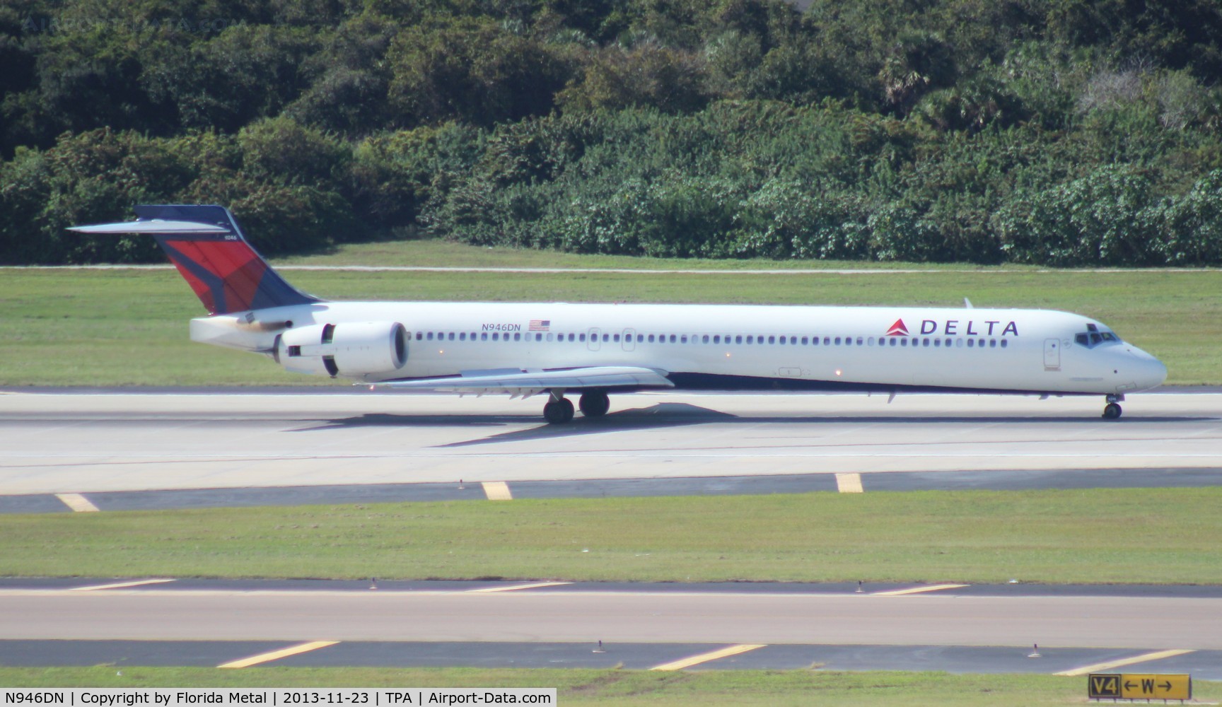 N946DN, 1995 McDonnell Douglas MD-90-30 C/N 53354, Delta MD-90