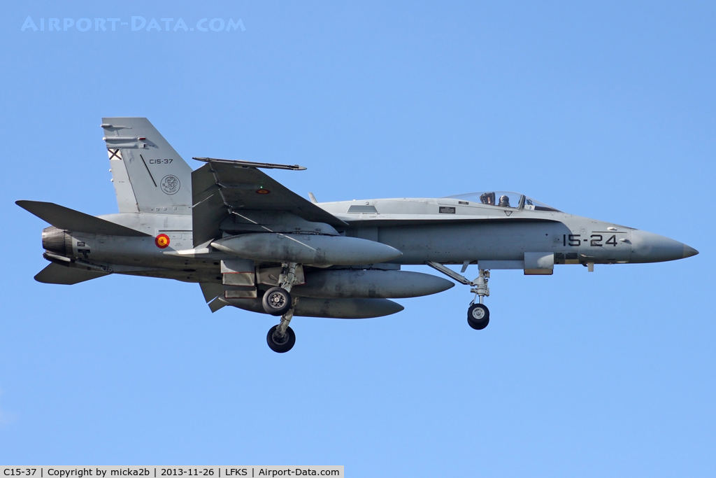 C15-37, McDonnell Douglas EF-18A Hornet C/N 0656/A537, Landing