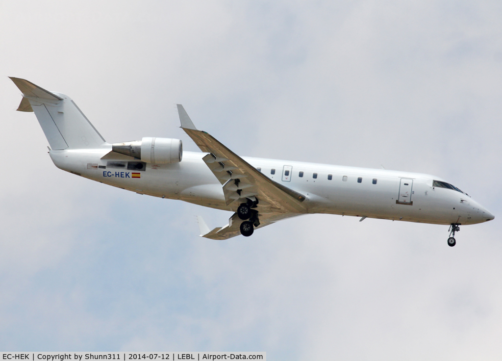 EC-HEK, 1999 Canadair CRJ-200ER (CL-600-2B19) C/N 7320, Landing rwy 07R in all white c/s without titles