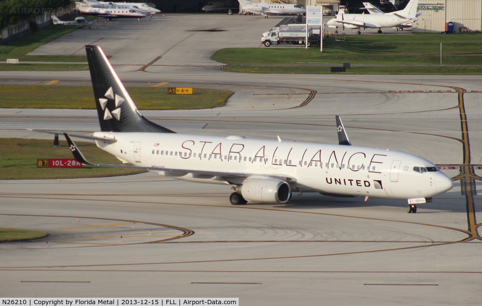 N26210, 1998 Boeing 737-824 C/N 28770, United Airlines Star Alliance 737-800