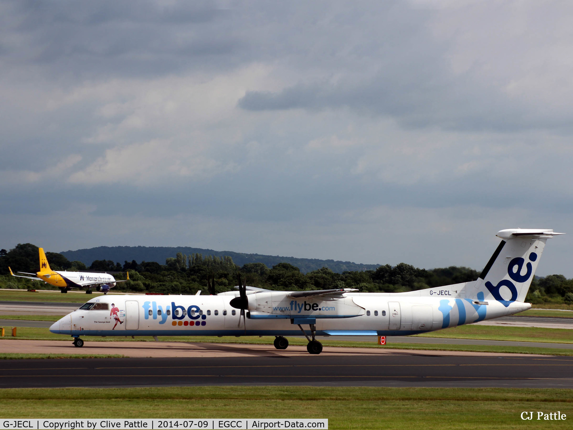 G-JECL, 2005 De Havilland Canada DHC-8-402Q Dash 8 C/N 4114, Taxy to the gate