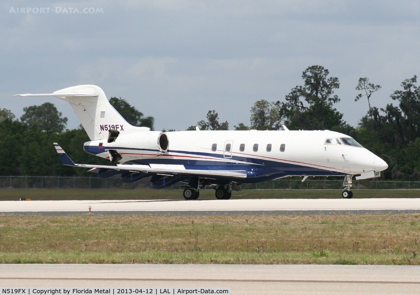N519FX, 2005 Bombardier Challenger 300 (BD-100-1A10) C/N 20055, Challenger 300