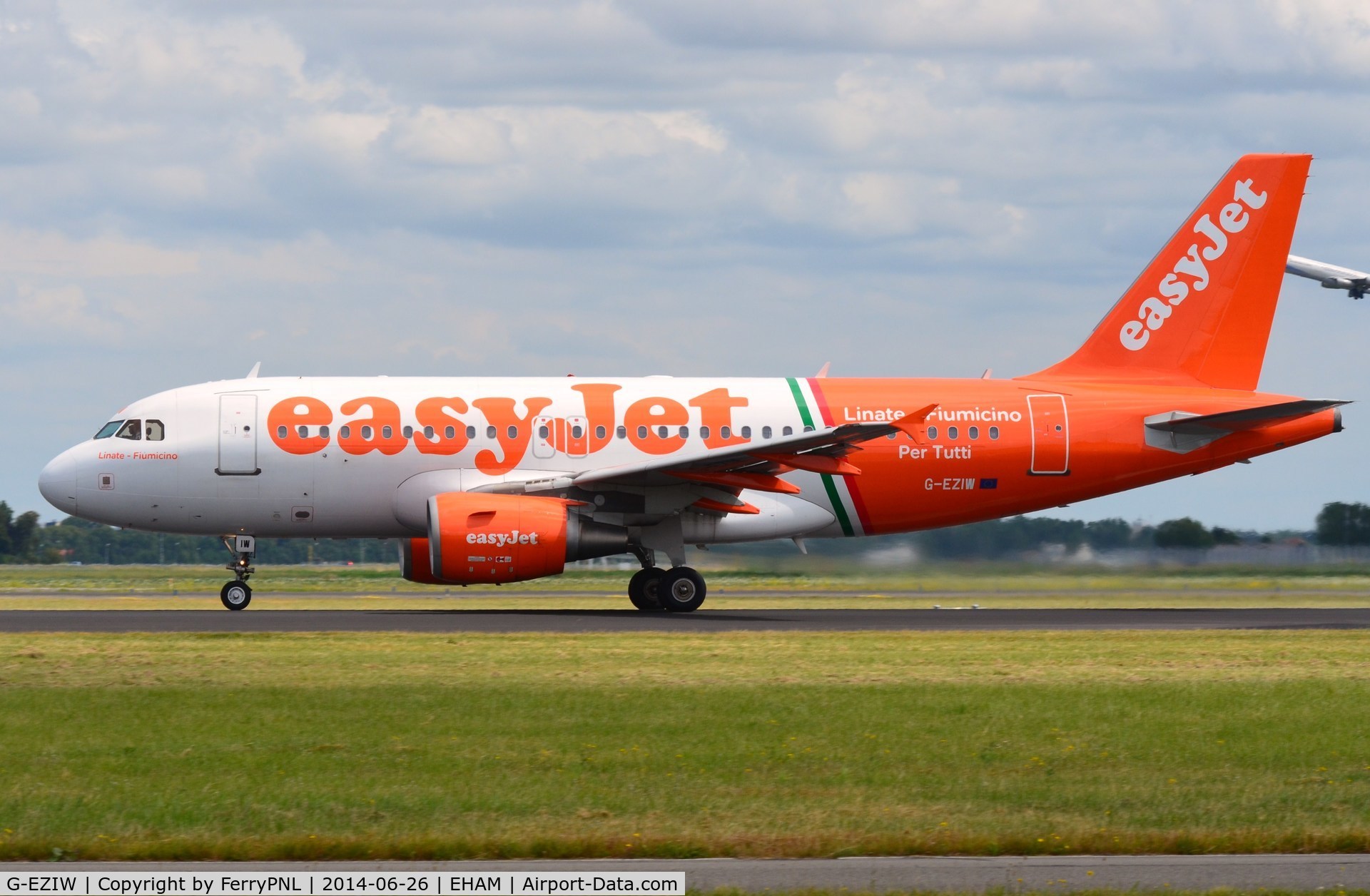 G-EZIW, 2005 Airbus A319-111 C/N 2578, Easyjet A319 with Italy promotion.