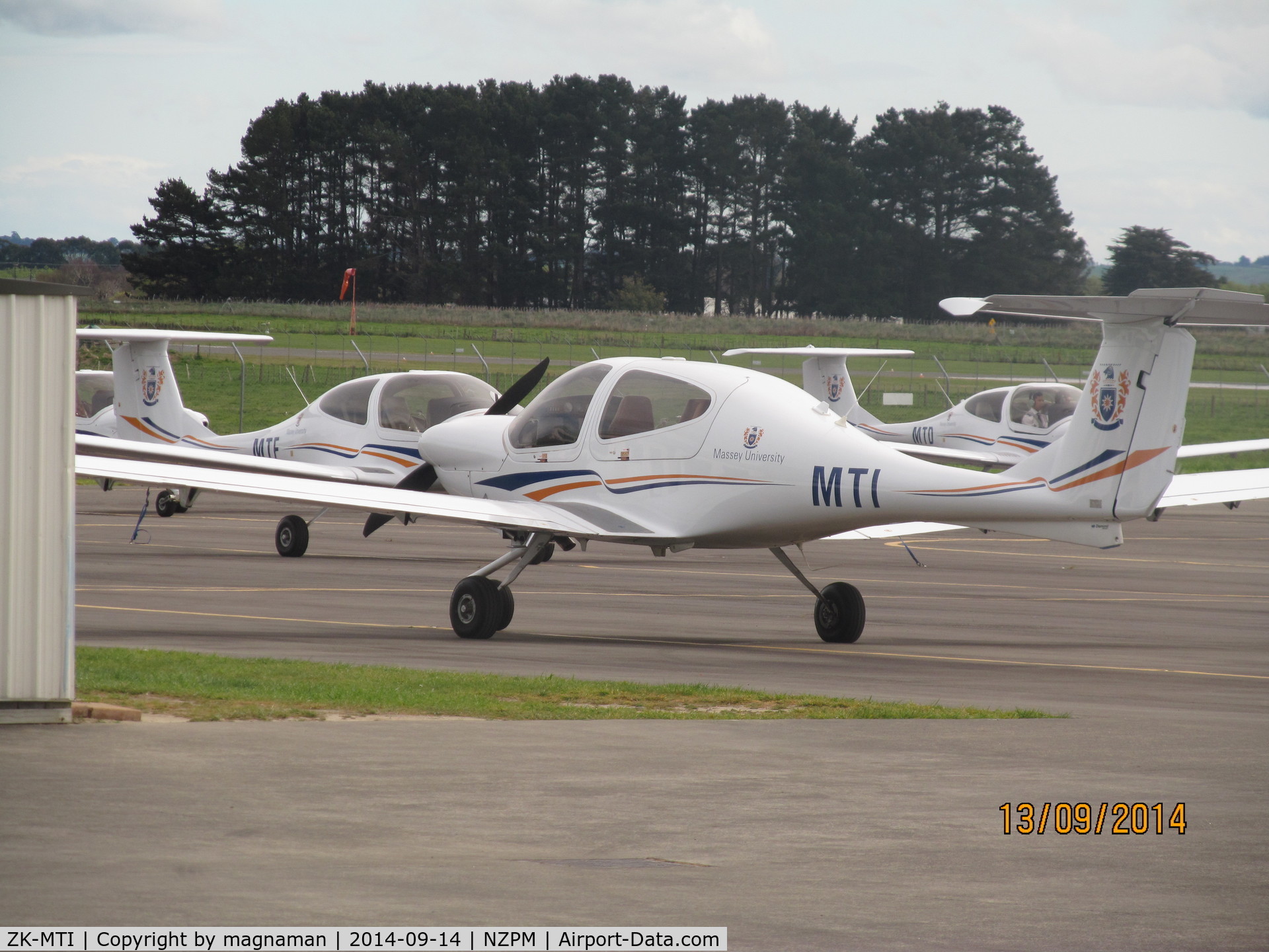 ZK-MTI, Diamond DA-40 Diamond Star C/N 40.1013, On club apron PN