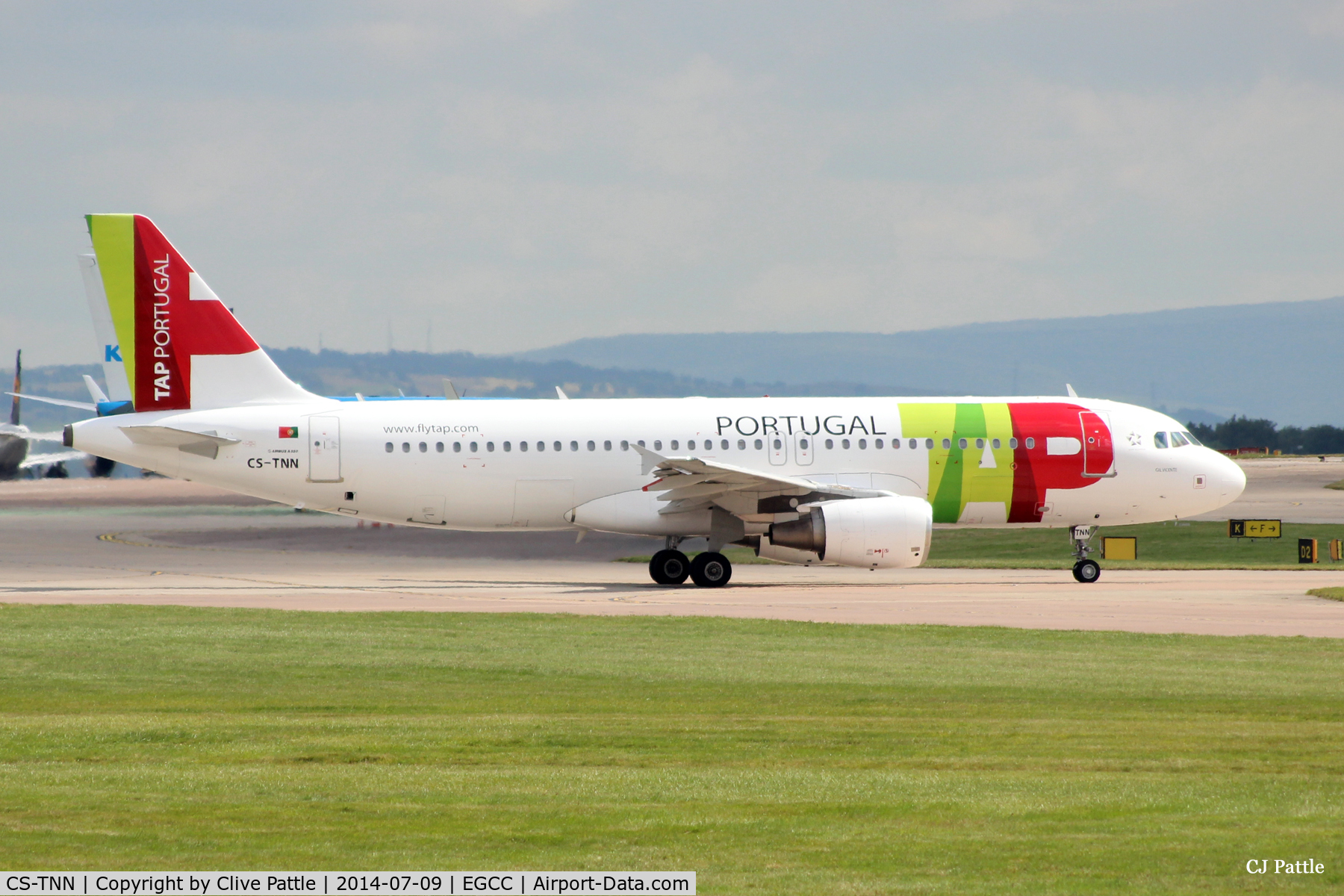 CS-TNN, 2002 Airbus A320-214 C/N 1816, Taxi to the Runway