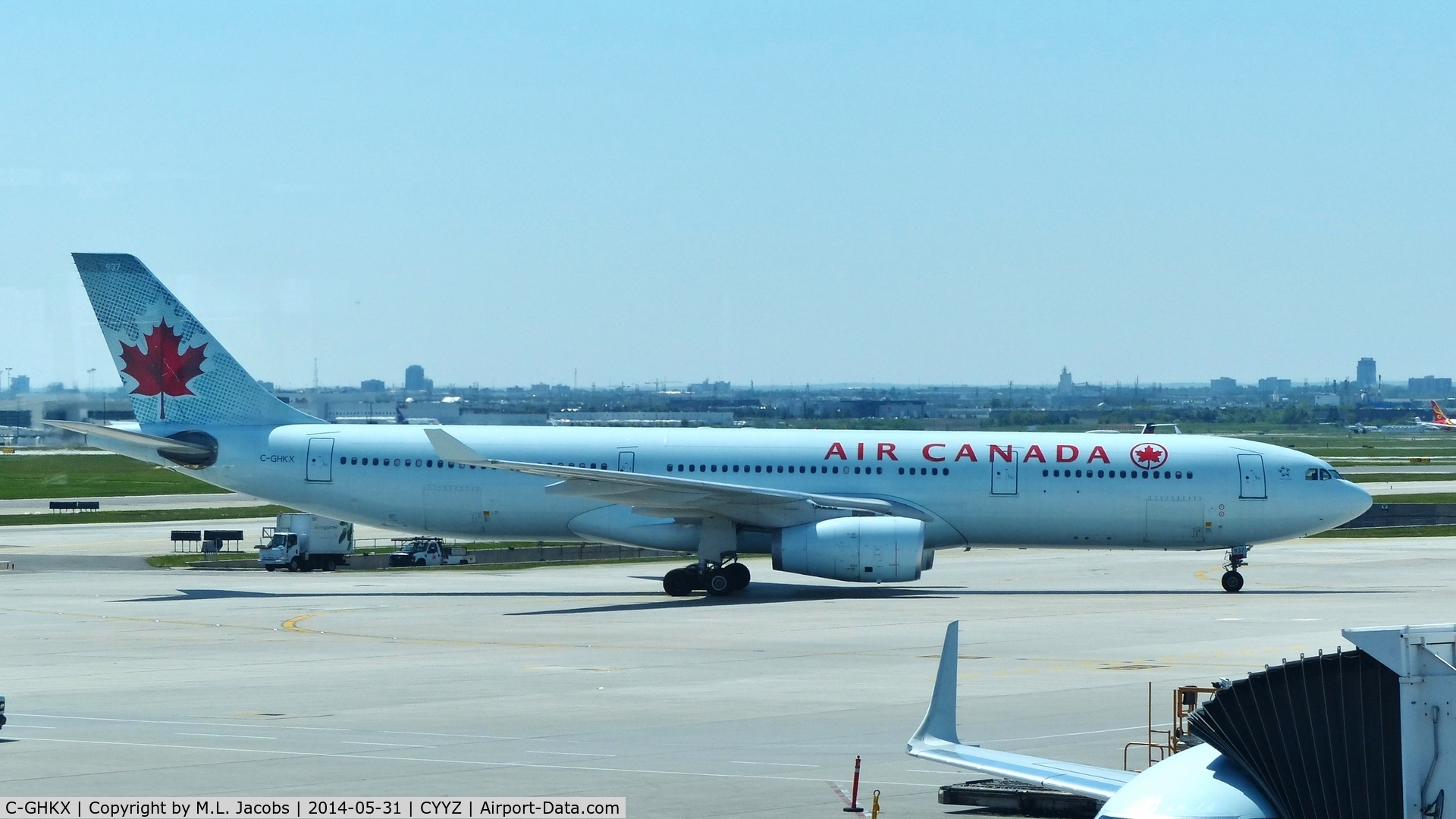 C-GHKX, 2001 Airbus A330-343 C/N 0412, Air Canada Airbus A330 heading to the gate.