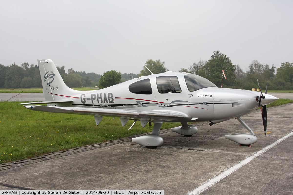 G-PHAB, 2007 Cirrus SR22 G3 Turbo C/N 2710, Its grey colour almost looks like camouflage in this dull weather.