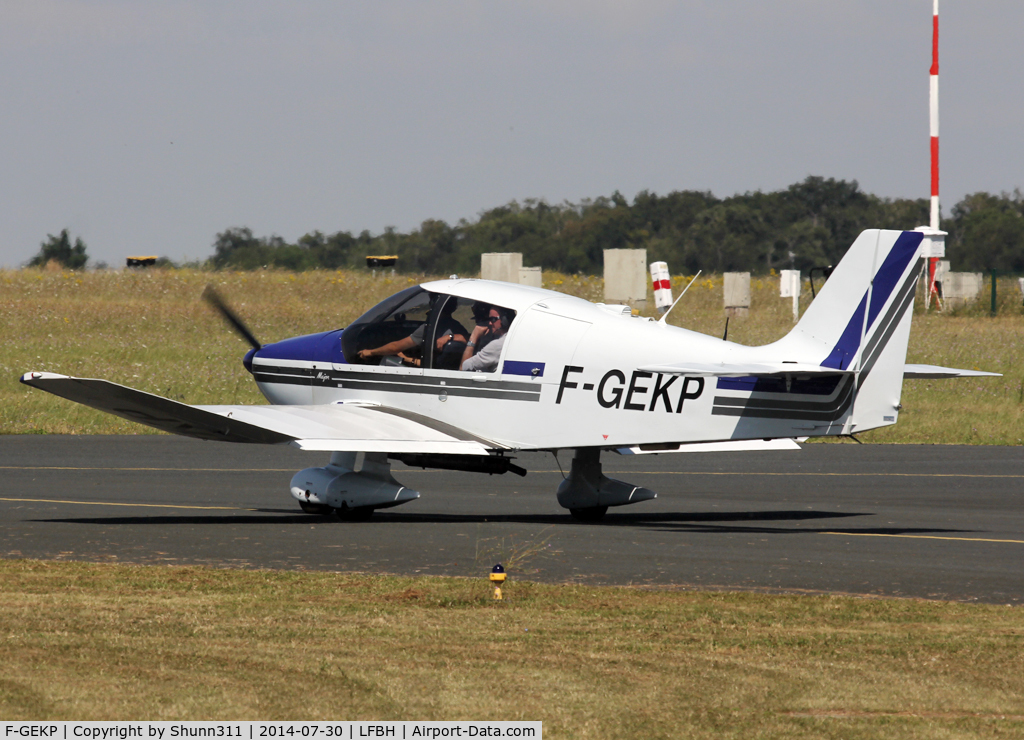 F-GEKP, Robin DR-400-160 Chevalier C/N 1741, Taxiing for departure...