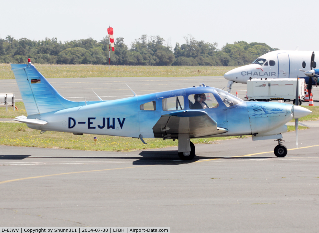 D-EJWV, Piper PA-28R-201T Cherokee Arrow III C/N 28R-7803224, Taxiing for refuelling...