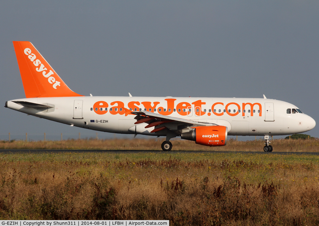 G-EZIH, 2005 Airbus A319-111 C/N 2463, Taxiing to the Terminal after landing rwy 27