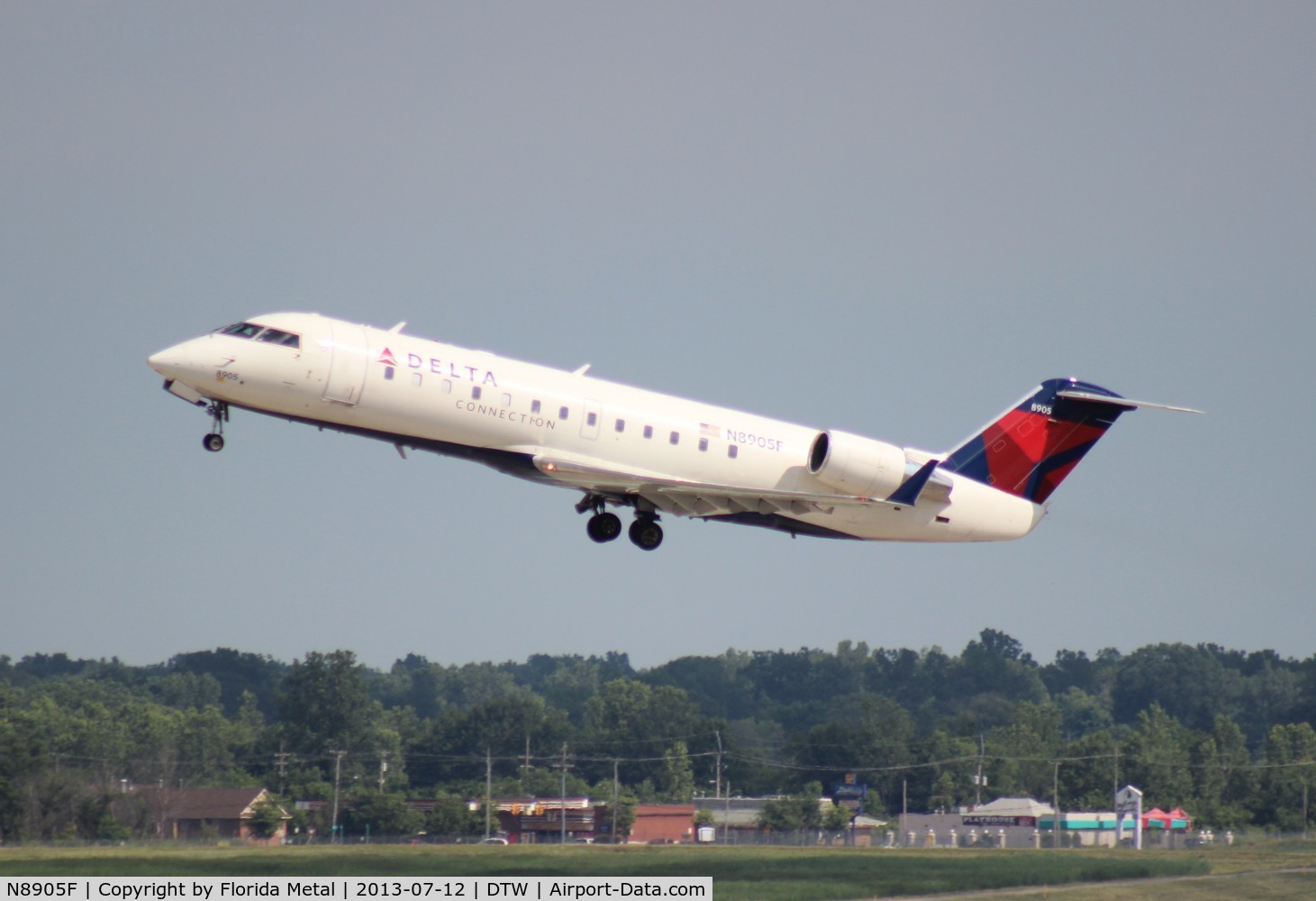 N8905F, 2004 Bombardier CRJ-200 (CL-600-2B19) C/N 7905, Delta Connection CRJ-200