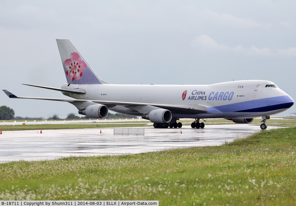 B-18711, 2002 Boeing 747-409F/SCD C/N 30768, Taxiing to the Cargo area...