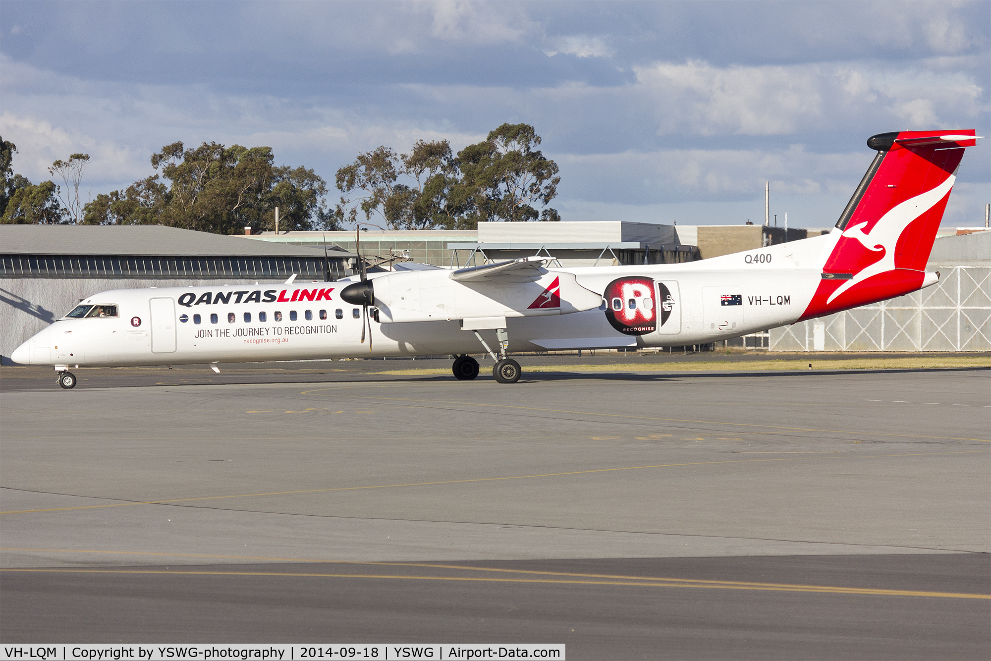 VH-LQM, 2013 De Havilland Canada DHC-8-402Q Dash 8 C/N 4450, QantasLink (VH-LQM) Bombardier DHC-8-402Q taxiing at Wagga Wagga Airport.