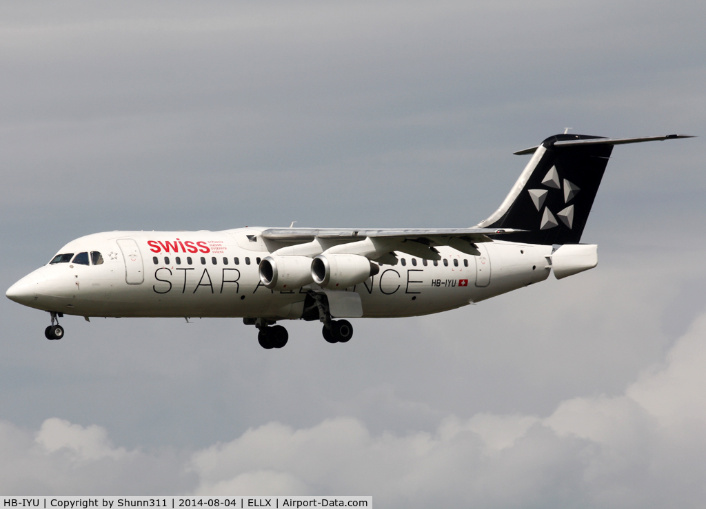 HB-IYU, 2000 British Aerospace Avro 146-RJ100 C/N E3379, Landing rwy 24 still in Star Alliance c/s