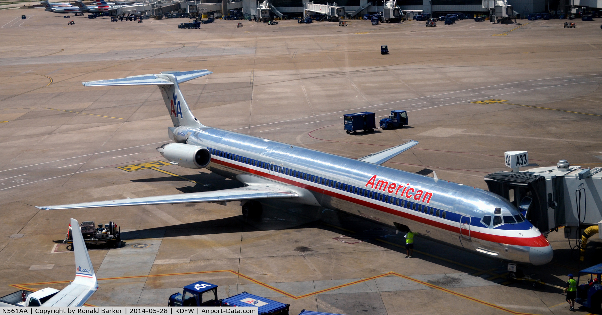 N561AA, 1991 McDonnell Douglas MD-82 (DC-9-82) C/N 53091, Gate A33 DFW
