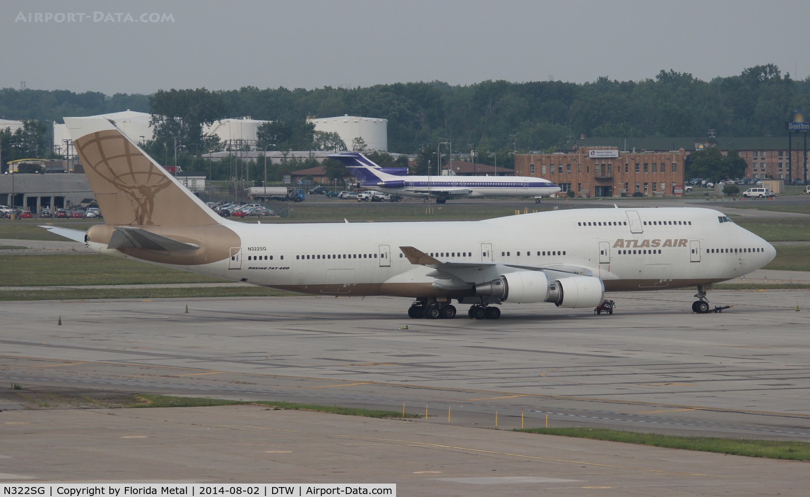 N322SG, 2000 Boeing 747-481 C/N 30322, Atlas Air Charters 747-400 brought in Manchester United soccer team