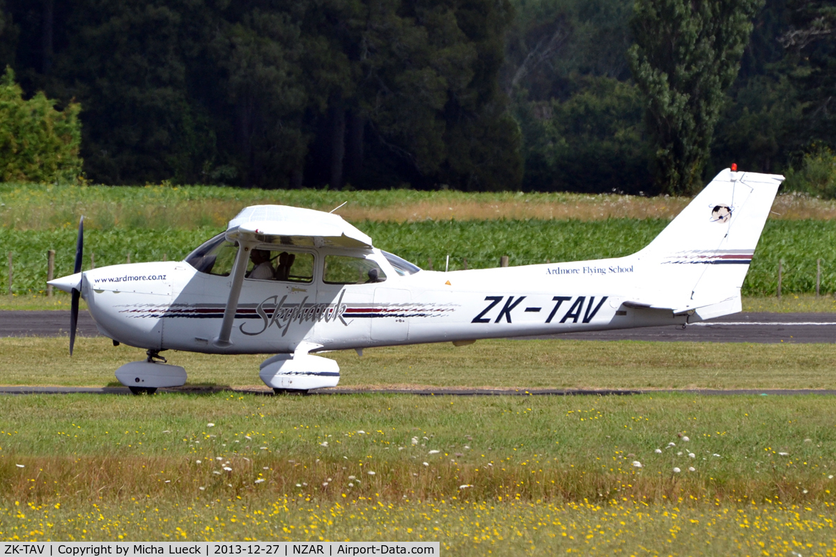 ZK-TAV, Cessna 172R C/N 17280654, At Ardmore