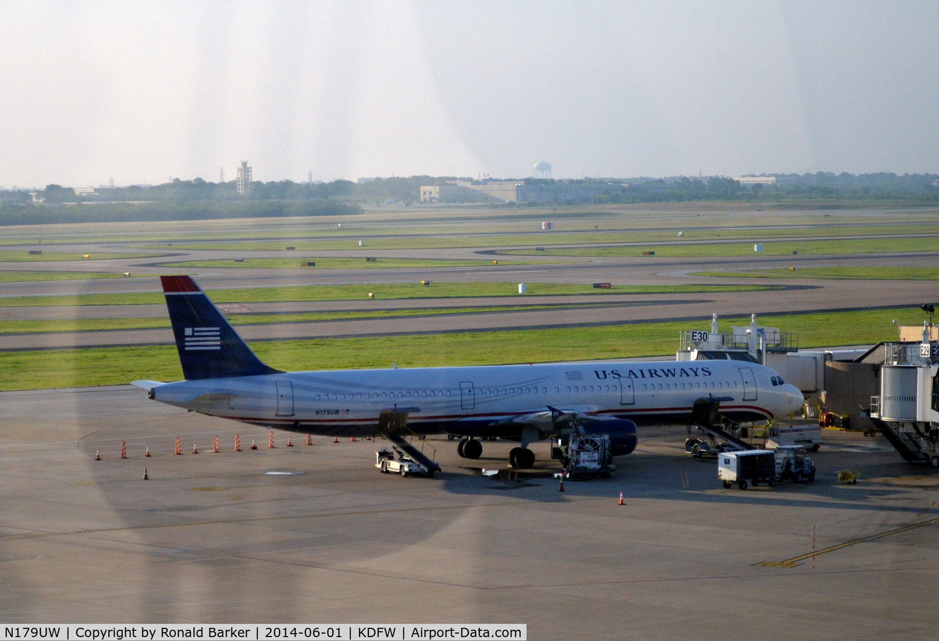 N179UW, 2001 Airbus A321-211 C/N 1521, Gate E30 DFW
