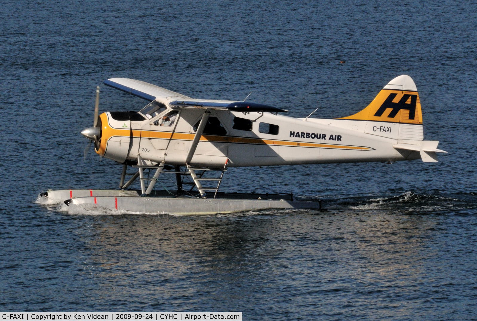 C-FAXI, 1963 De Havilland Canada DHC-2 Beaver Mk.I C/N 1514, Taxiing in at Vancouver harbour.