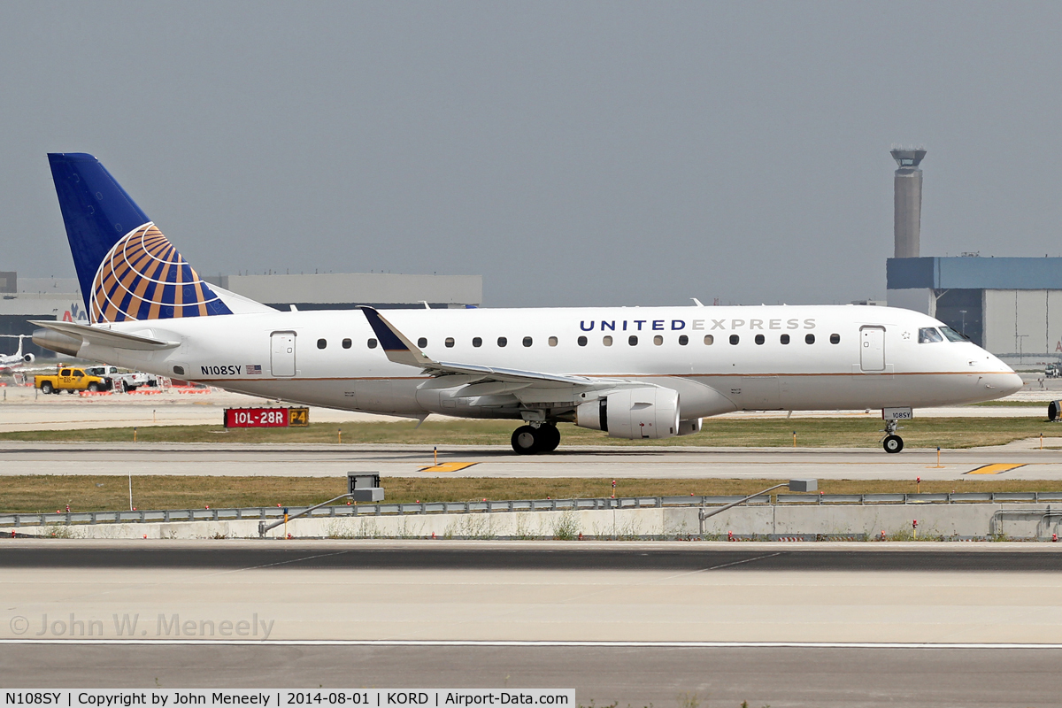 N108SY, 2014 Embraer 175LR (ERJ-170-200LR) C/N 17000401, United Express livery