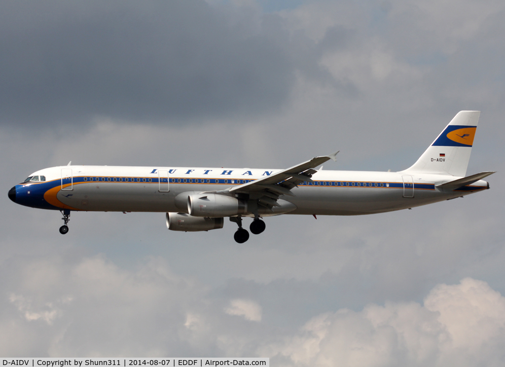 D-AIDV, 2012 Airbus A321-231 C/N 5413, Landing rwy 25L in Retro c/s