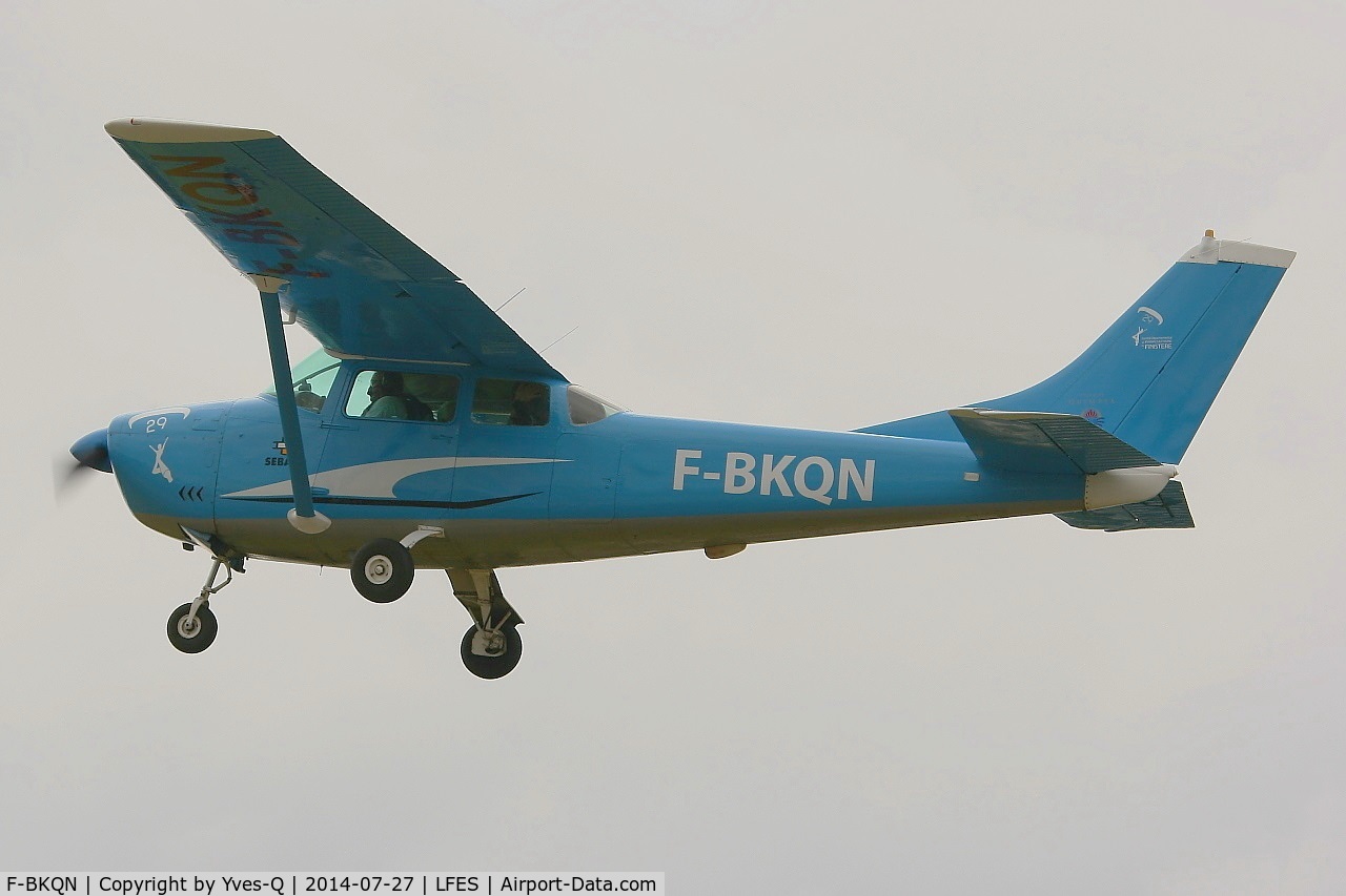 F-BKQN, Cessna 182F Skylane C/N 18254493, Cessna 182F Skylane, Take off rwy 03, Guiscriff airfield (LFES) open day 2014
