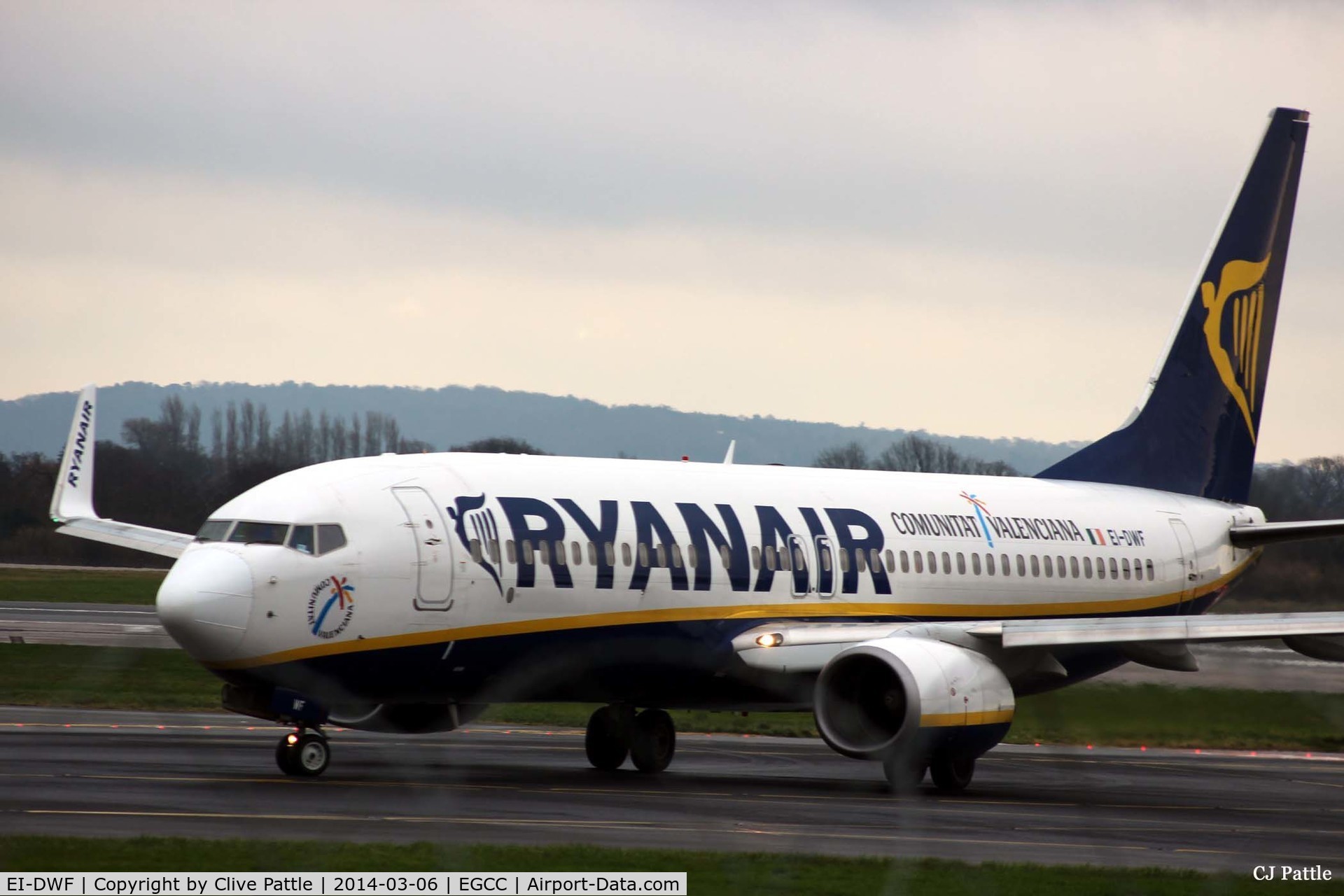 EI-DWF, 2007 Boeing 737-8AS C/N 33619, Ryanair taxy to the gate at Manchester