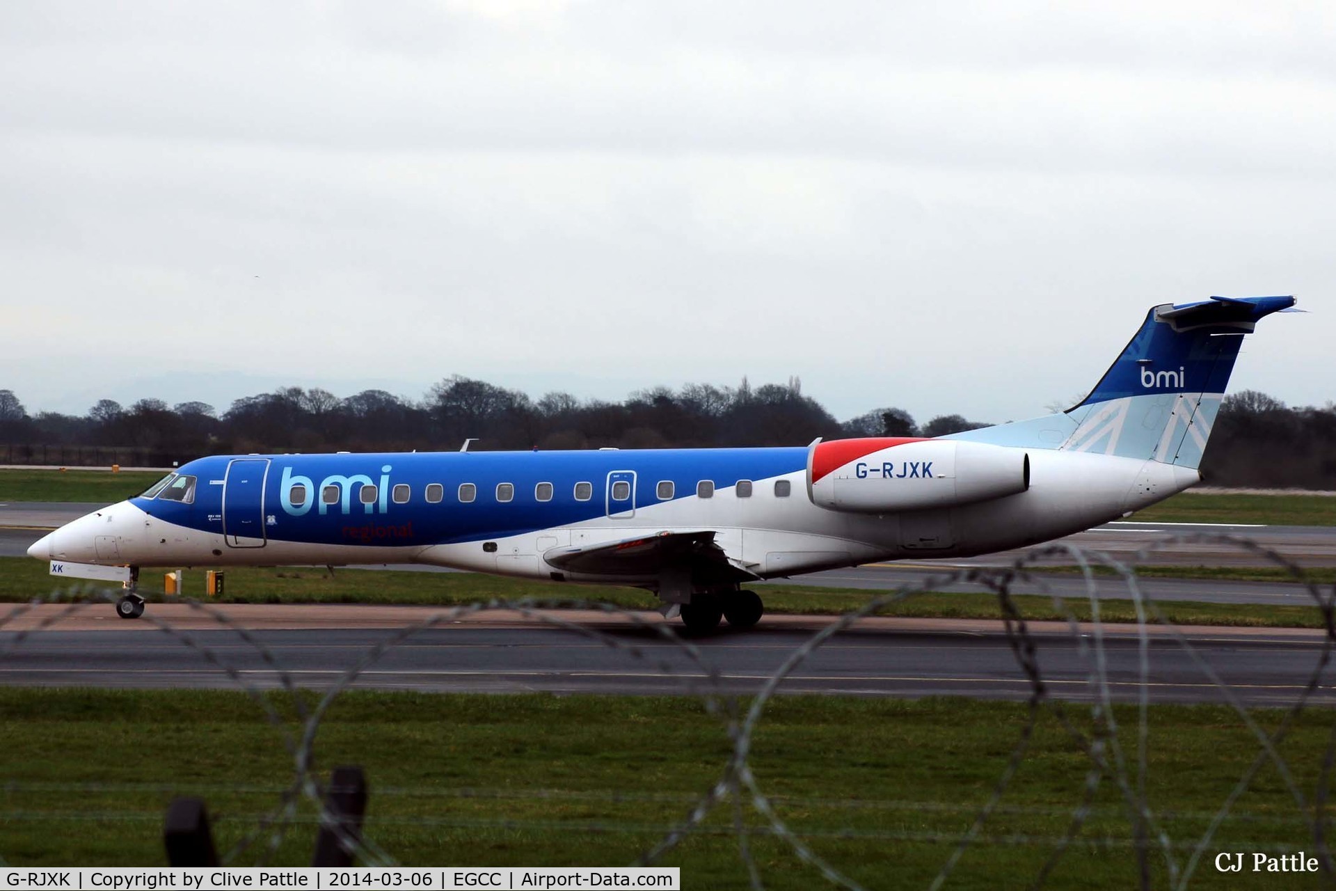 G-RJXK, 2001 Embraer ERJ-135ER (EMB-135ER) C/N 145494, Manchester taxy to the gate