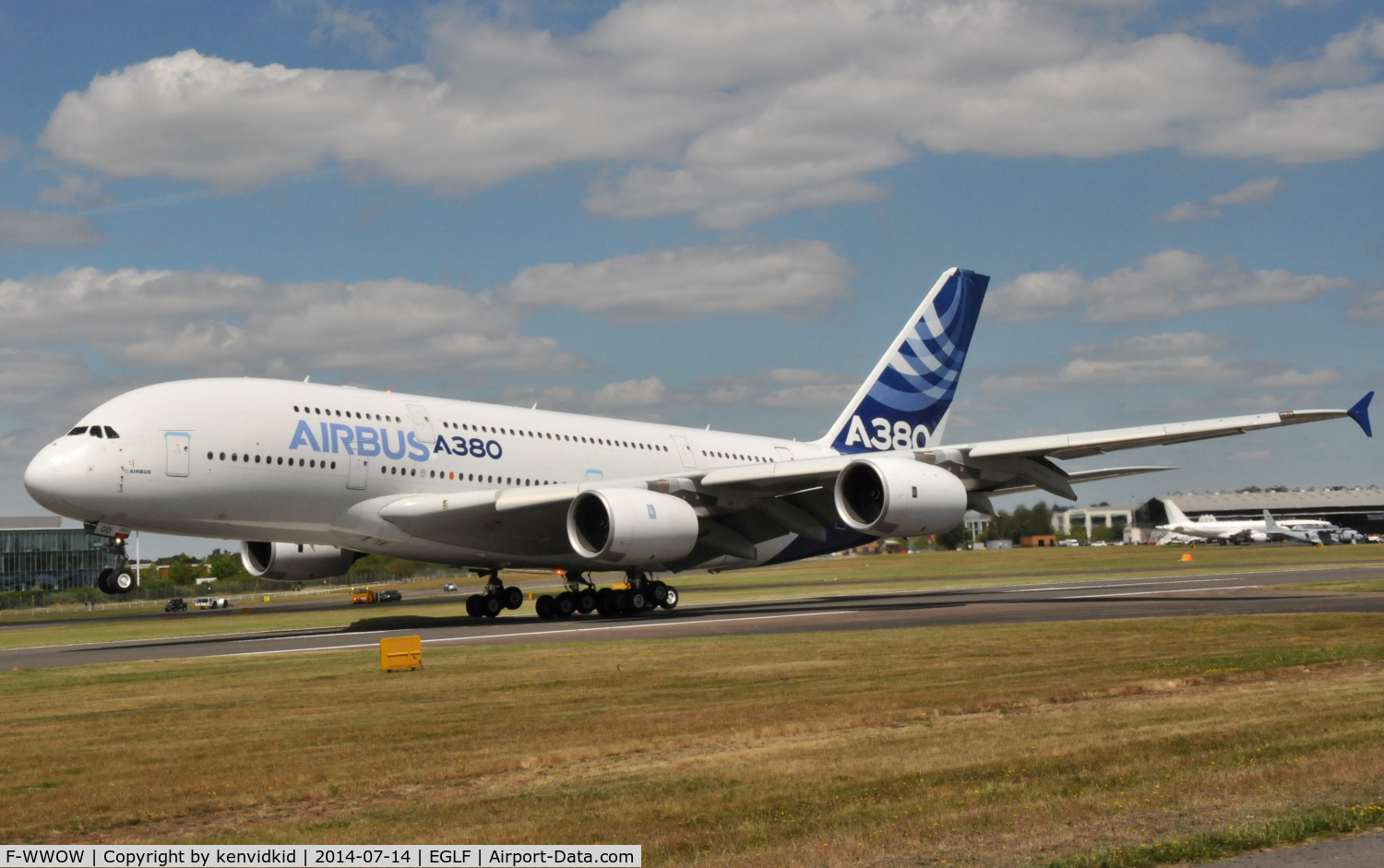 F-WWOW, 2005 Airbus A380-841 C/N 001, Landing after it's display.