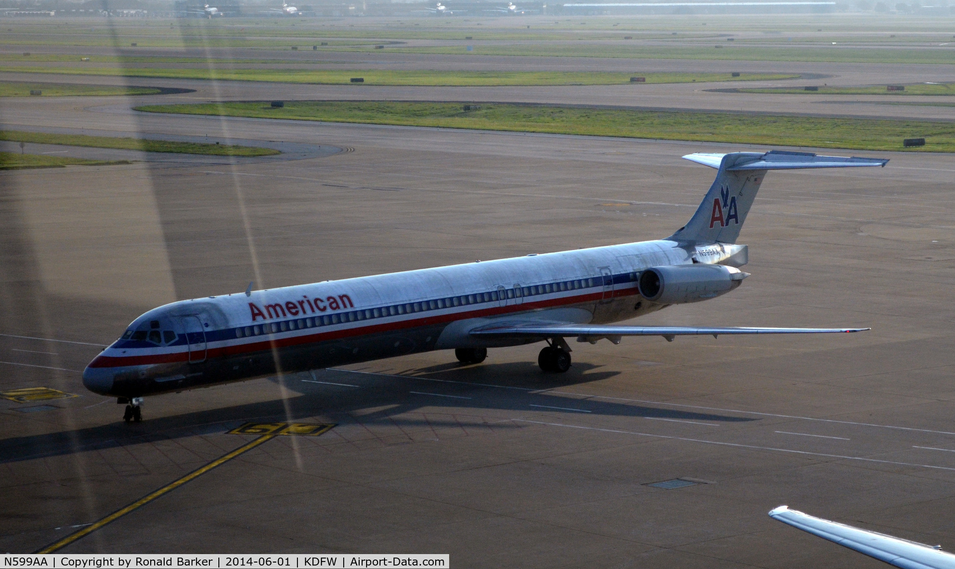 N599AA, 1992 McDonnell Douglas MD-83 (DC-9-83) C/N 53289, Gate C19 DFW