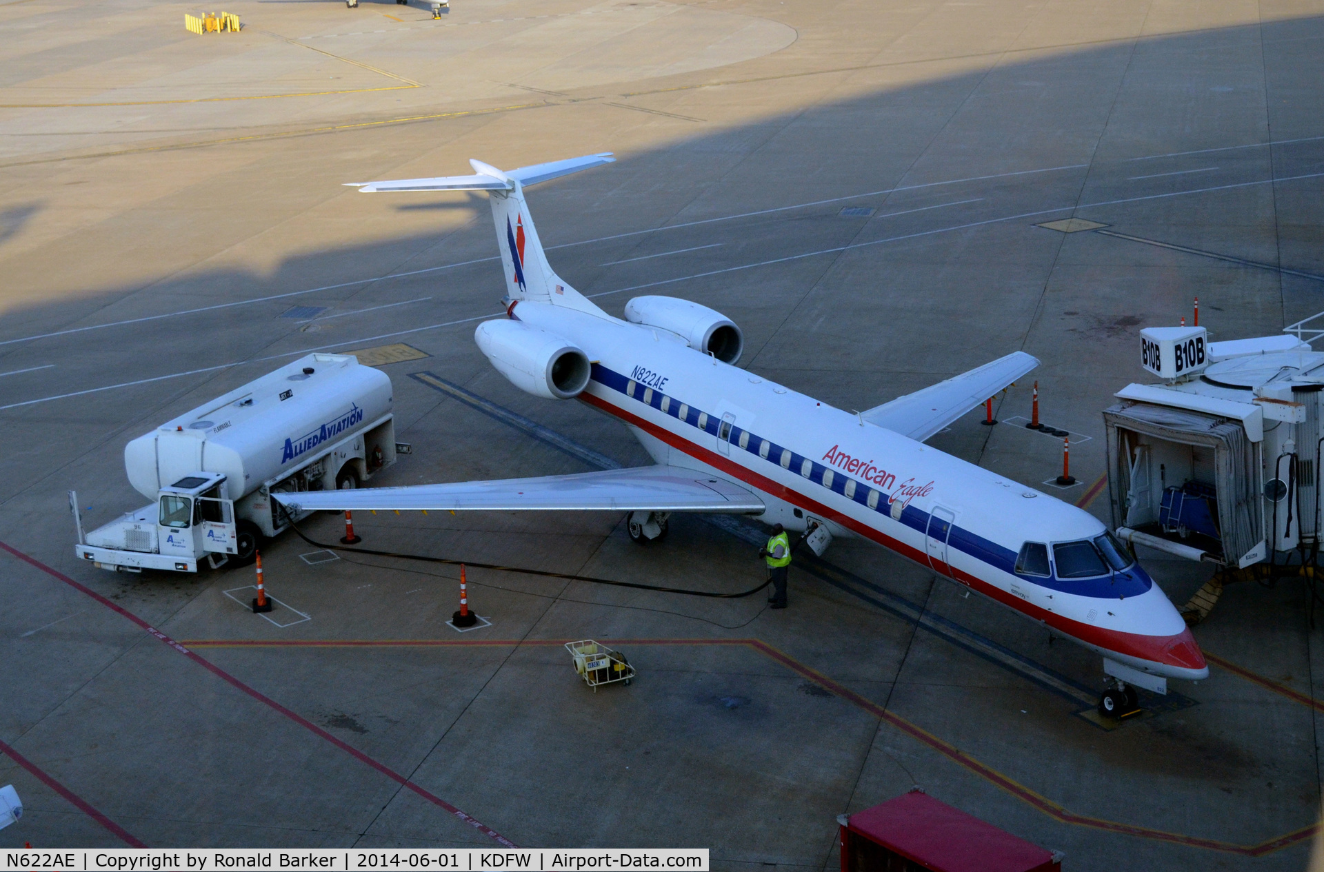 N622AE, 1999 Embraer ERJ-145LR (EMB-145LR) C/N 145108, Gate B10B DFW