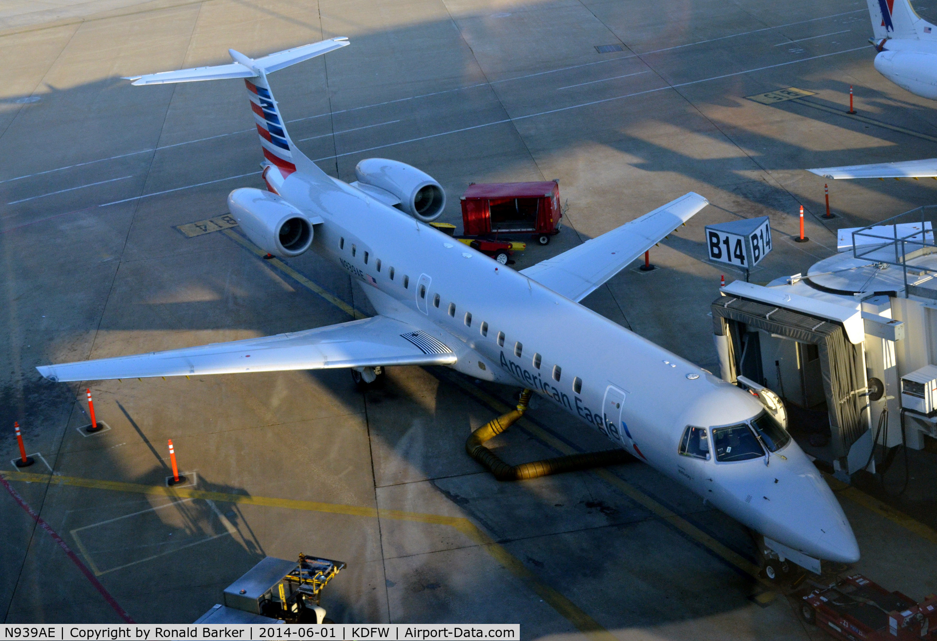 N939AE, 2005 Embraer ERJ-145LR (EMB-145LR) C/N 14500923, Gate B14 DFW