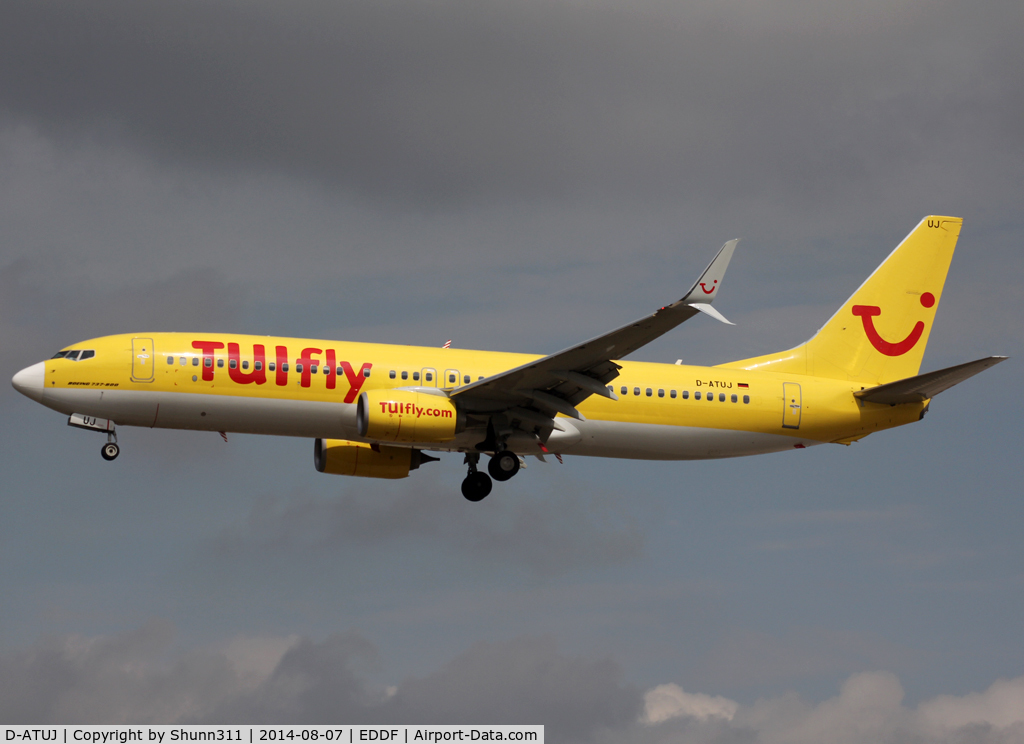 D-ATUJ, 2012 Boeing 737-8K5 C/N 39923, Landing rwy 25L with Scimitar winglets equipment