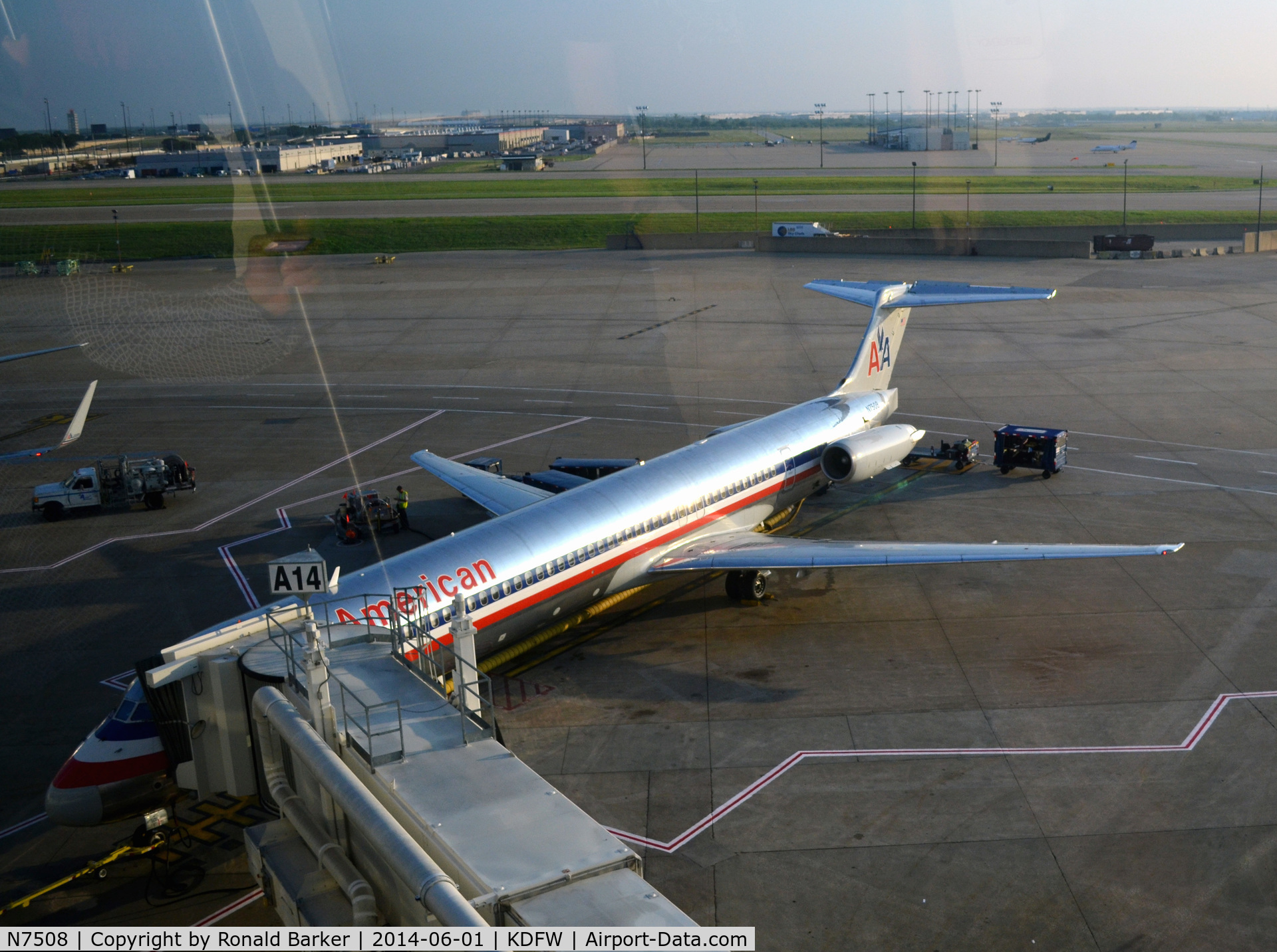 N7508, 1989 McDonnell Douglas MD-82 (DC-9-82) C/N 49802, Gate A14 DFW