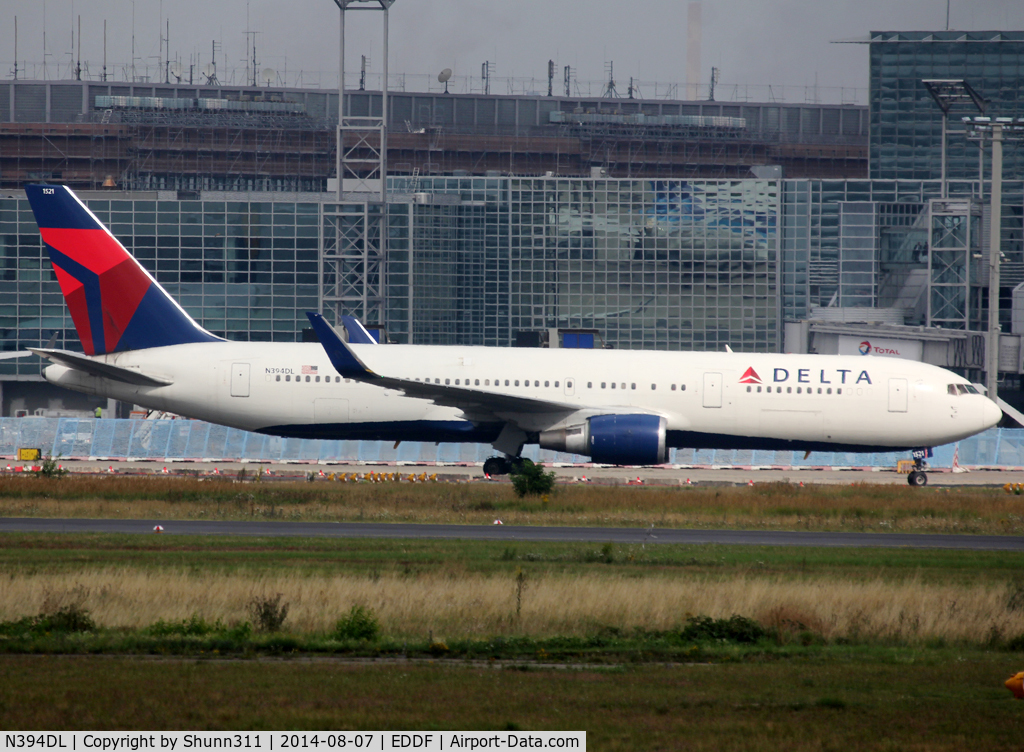 N394DL, 1995 Boeing 767-324/ER C/N 27394, Taxiing for departure...