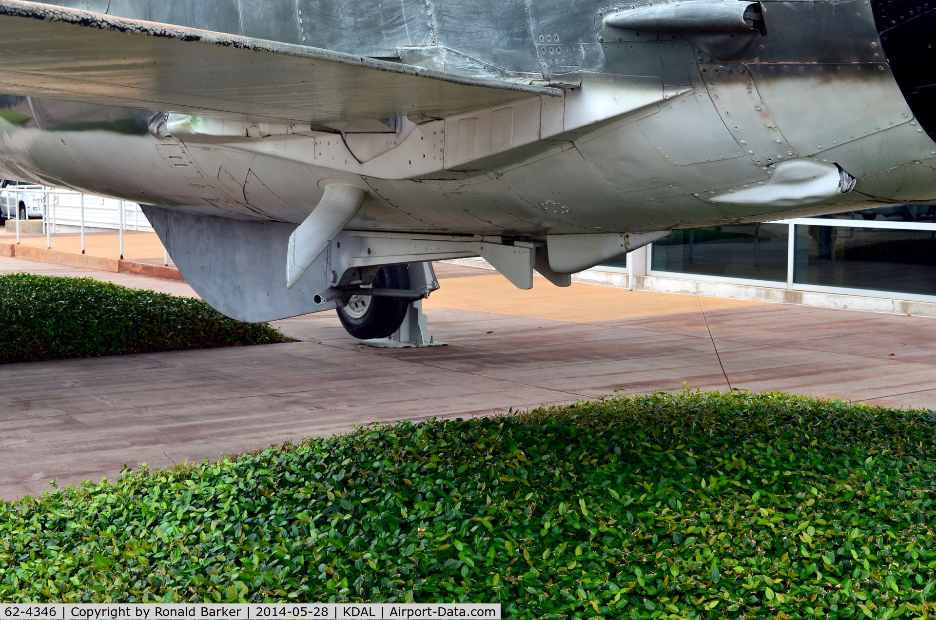 62-4346, 1962 Republic F-105D Thunderchief C/N D525, Looking at the tailhook, Frontiers of Flight Museum DAL