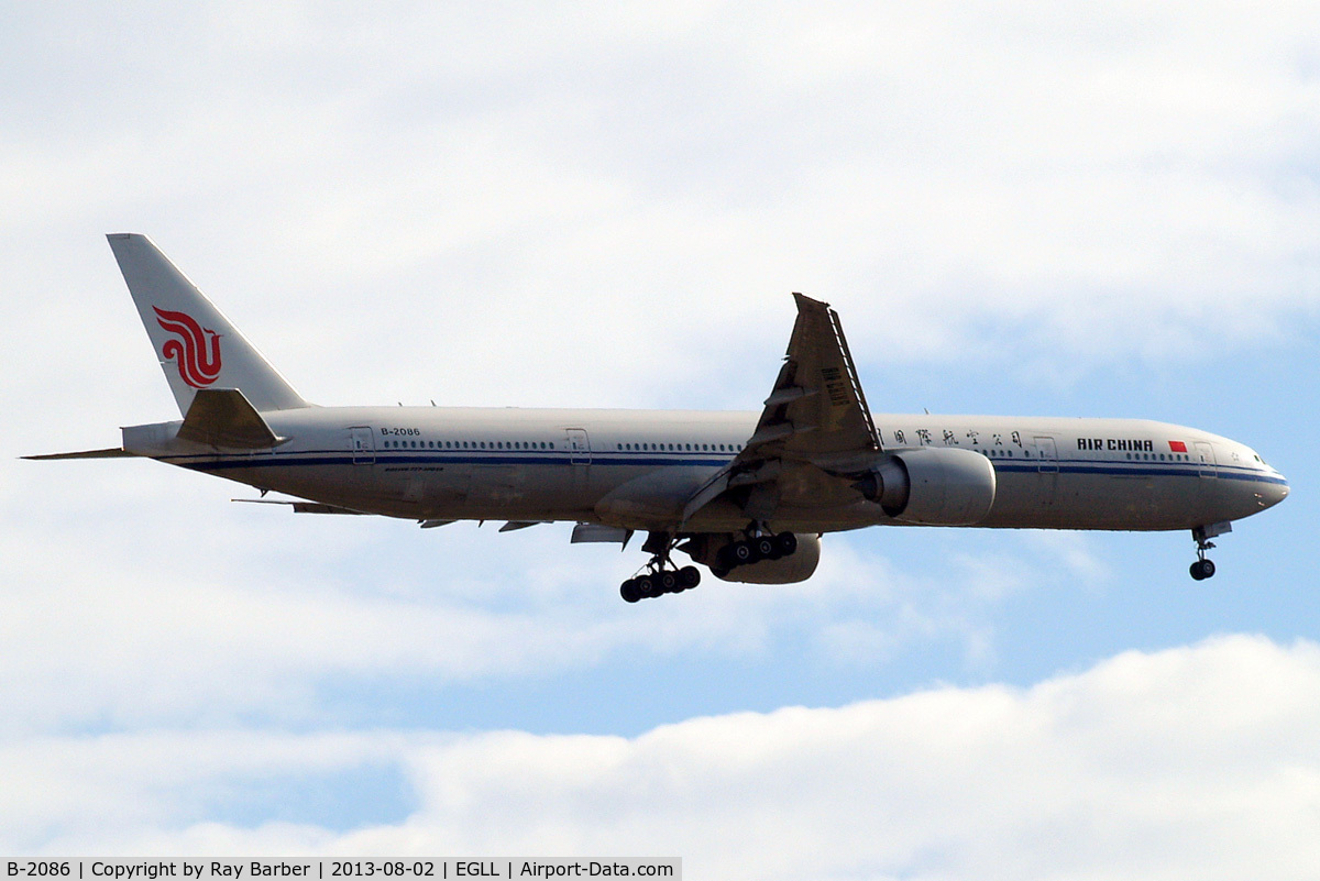 B-2086, 2011 Boeing 777-39L/ER C/N 38667, Boeing 777-39LER [38667] (Air China) Home~G 02/08/2013. On approach 27L.