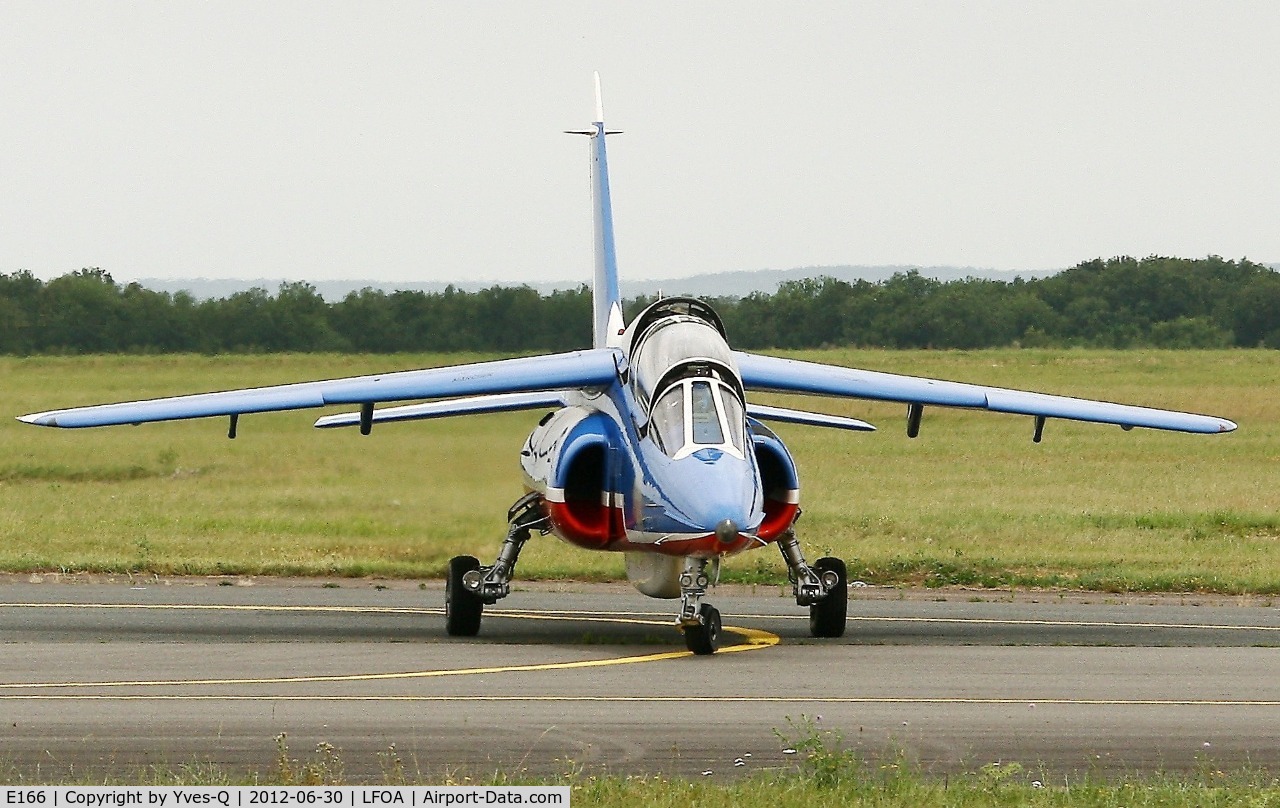 E166, Dassault-Dornier Alpha Jet E C/N E166, Dassault Dornier Alphajet (F-UHRW), Athos 06 of Patrouille de France 2012, Avord Air Base 702 (LFOA) Open day 2012