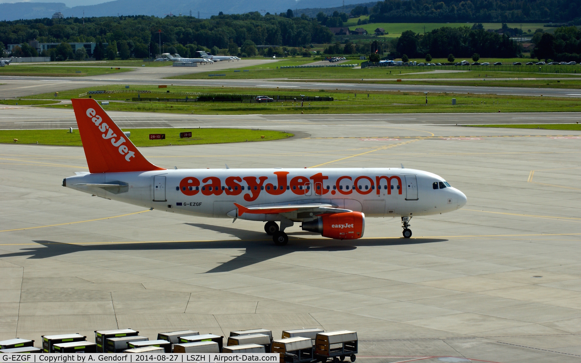 G-EZGF, 2011 Airbus A319-111 C/N 4635, Easy Jet, seen here taxiing in front of Dock E at Zürich-Kloten(LSZH)
