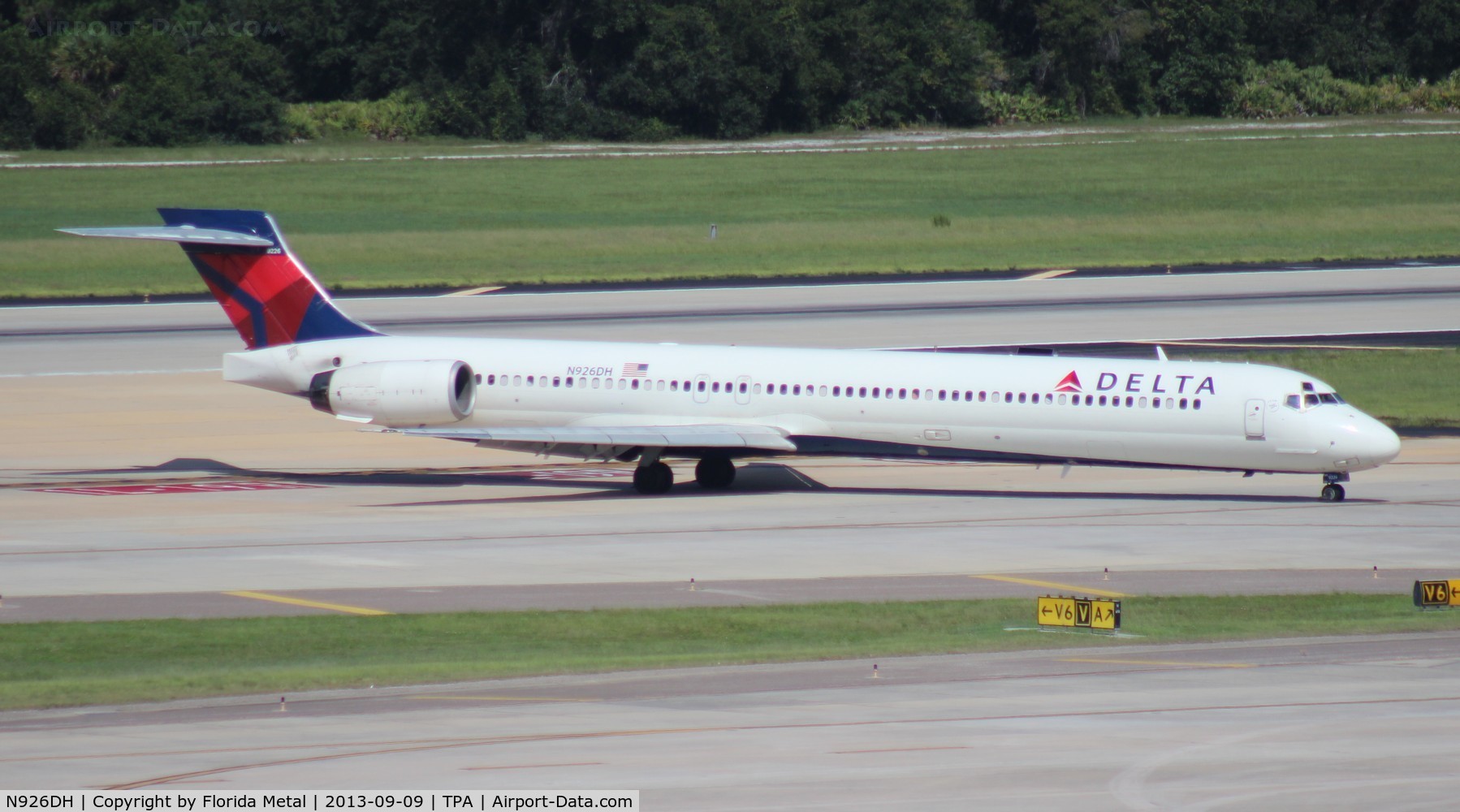 N926DH, 1998 McDonnell Douglas MD-90-30 C/N 53588, Delta