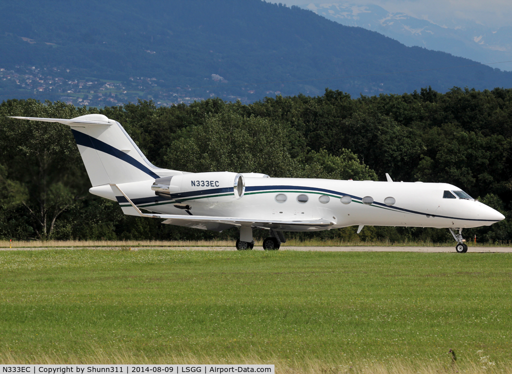 N333EC, 2000 Gulfstream Aerospace G-IV C/N 1414, Ready for take off rwy 23