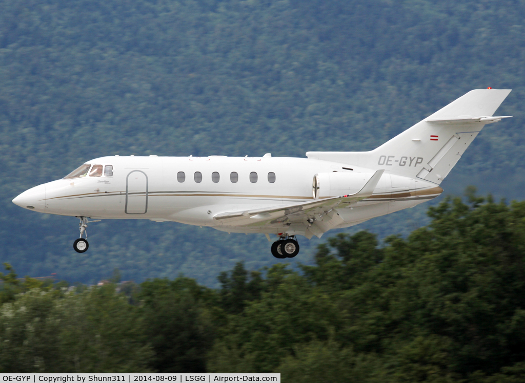 OE-GYP, 2009 Hawker Beechcraft 900XP C/N HA-0107, Landing rwy 23