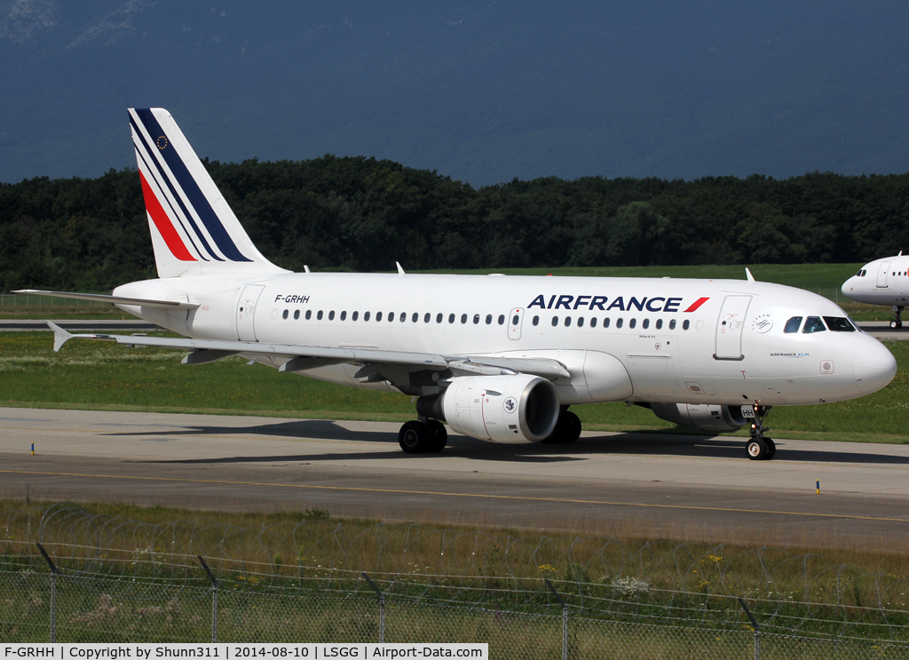 F-GRHH, 1999 Airbus A319-111 C/N 1151, Taxiing holding point rwy 23 for departure in new c/s...