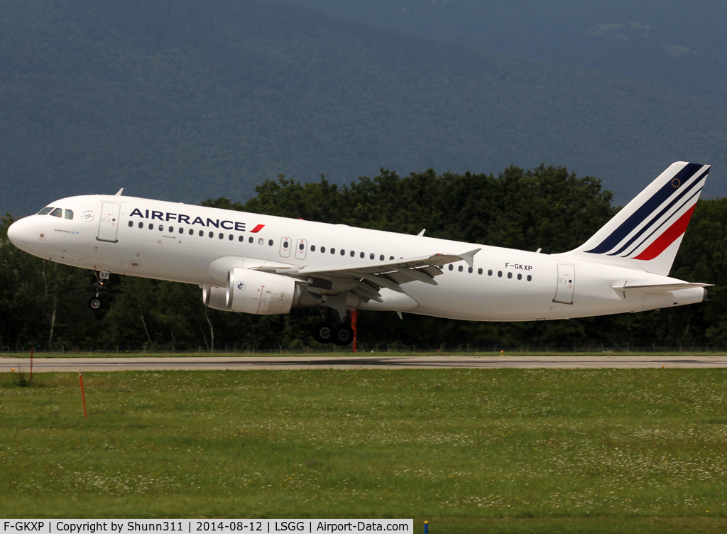 F-GKXP, 2008 Airbus A320-214 C/N 3470, Landing rwy 23 in new c/s