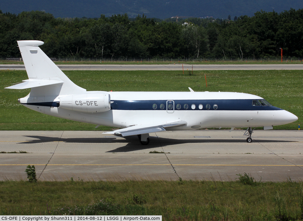CS-DFE, 2003 Dassault Falcon 2000 C/N 205, Taxiing holding point rwy 23 in new c/s