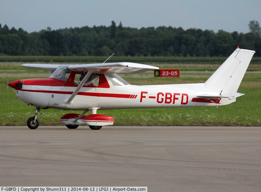 F-GBFD, 1976 Reims F150M C/N 1356, Taxiing for departure...